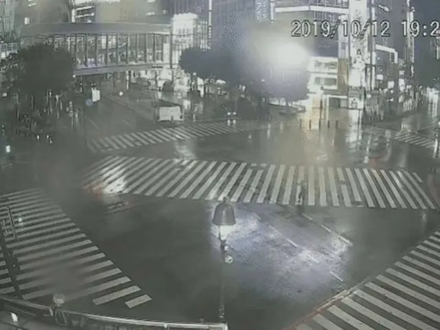 超大型の台風で大変な状況の中、東京渋谷のスクランブル交差点