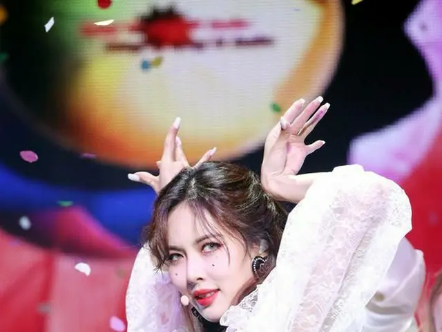 ヒョナ、デジタルシングル「FLOWER SHOWER」発売記念ショーケースでパフォーマンス中