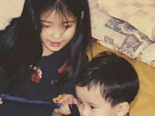 IU(アイユー)、弟の誕生日を迎えて幼少時代の可愛らしい写真を公開