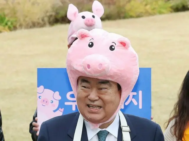 「天皇謝罪」発言で物議の韓国国会議長ムン・ヒサン氏、ブタになる