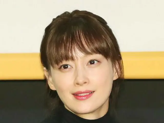 女優イ・ナヨン、発熱素材インナー寄付伝達式に出席。