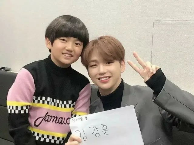 いつもサインして上げているばかりのWanna One 出身カン・ダニエル、本日は子役俳優からサインしてもらう