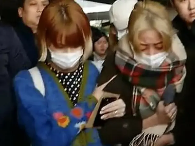 TWICE ジヒョ、空港で転倒して負傷