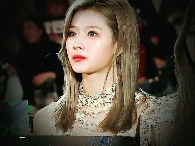 TWICE サナ、「カメラ目線」の美貌が韓国で話題