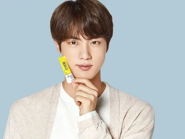 防弾少年団(#BTS)、「空港ファッション」でビタミン剤が話題に