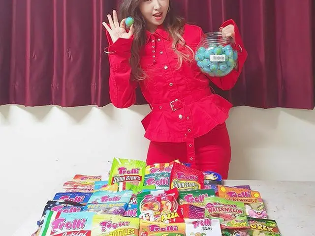 【g公式】2NE1_出身MINZY、GS25時コンビニで 援助ミミズで有名なトロリーゼリーで最もホットでホット地球ゼリーをドゥクテム😍ゼリー好きなミンジも惚れ