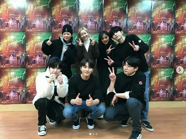 TWICE、コンサートに駆けつけて事務所後輩のDAY6を応援