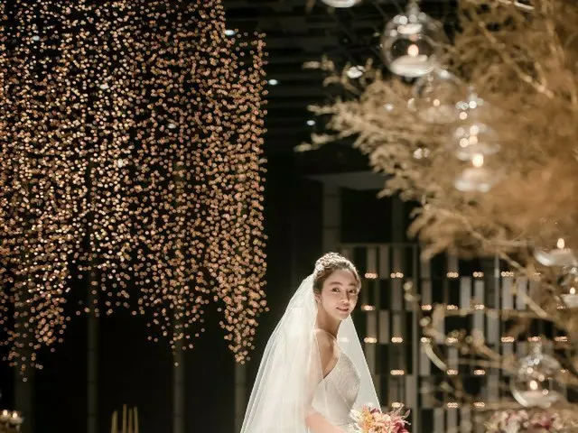 女優ソ・ヒョリム、キム・スミの息子チョン・ミョンホ氏との結婚写真を公開。