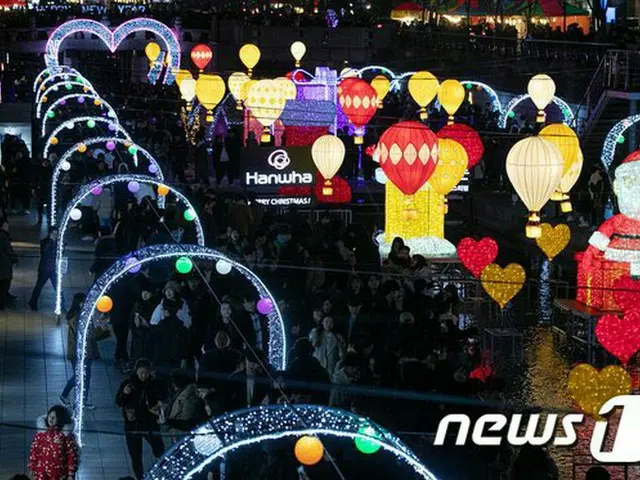 韓国ソウル、清渓川(チョンゲチョン)のクリスマス風景