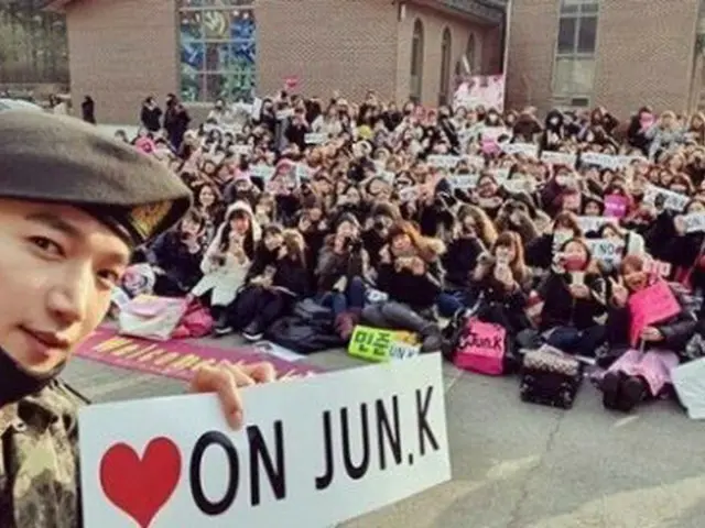 2日に軍隊除隊の2PM JUN.K、納骨堂の父親に除隊の報告