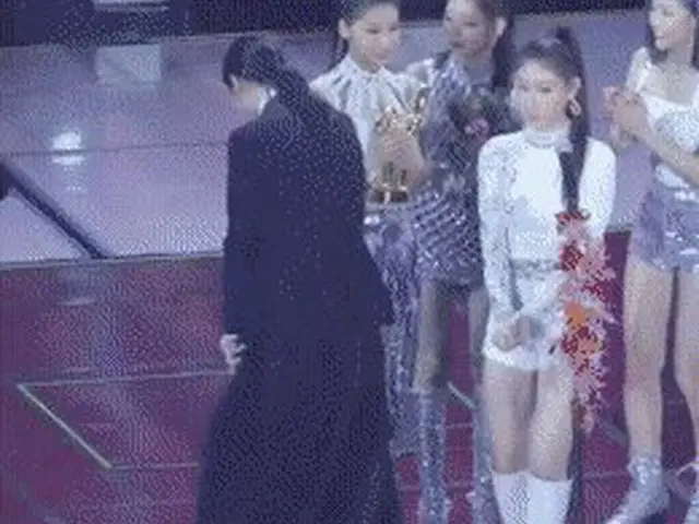 ITZY リア、授賞式で転倒事故の瞬間