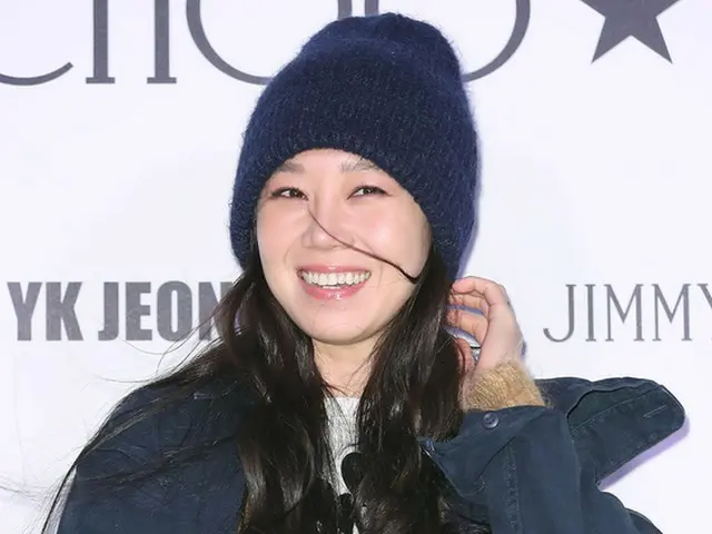 女優コン・ヒョジン、ファッションブランド「JIMMY CHOO」フォトコール行事に参加中。