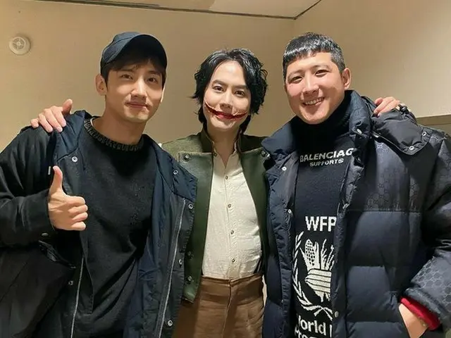 東方神起 チャンミン、ミュージカル「笑う男」観覧でSUPER JUNIORキュヒョンを応援