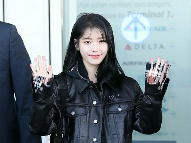 歌手IU(アイユー)、海外に行くときの必需品は GFRIEND オムジからもらったヘアゴムだと明かす