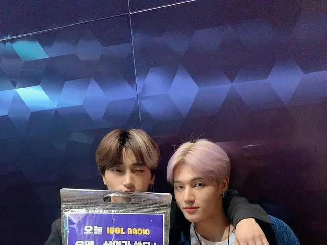 【T公式】ATEEZ、[📷] TODAY ATEEZ 今日の #アイドルラジオスペシャルDJ傘🎧 このティーニの愛に支えられ傘肩がすくめすくめ🎶#ATEE