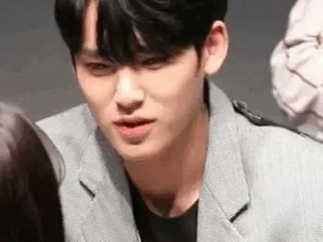 ファンサイン会、相手に付いている髪の毛が気になる時、芸能人はどうする？●SEVENTEEN ミンギュの場合●言わずに取ってあげようとしたが、一旦停止