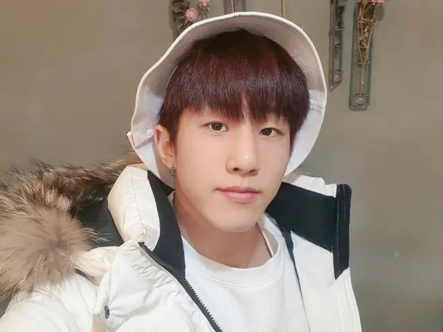 【T公式】ASTRO、赤に染め！ 皆さんしかお出かけの際は、必ずマスクしてきて、手磨き 健康に注意してください〜