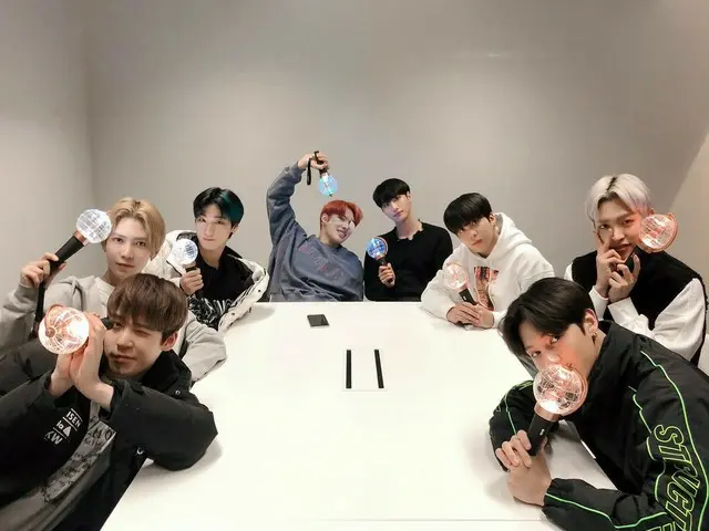 【T公式】ATEEZ、[📷] TODAY ATEEZ 世界きれいATEEZ公式応援棒❤️💚 このティニあなたの投票お願いします！🙏 #TODAY_ATEE