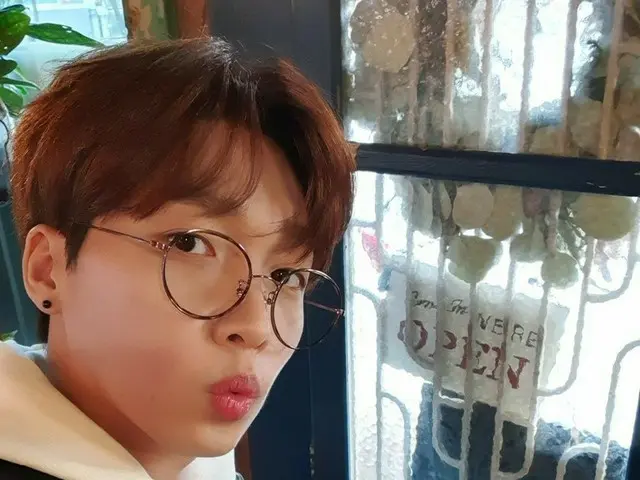 【T公式】チョン・セウン、[ #チョン・セウン]サムズアップセルカやっと取り出します👍😁👍 #JEONGSEWOON
