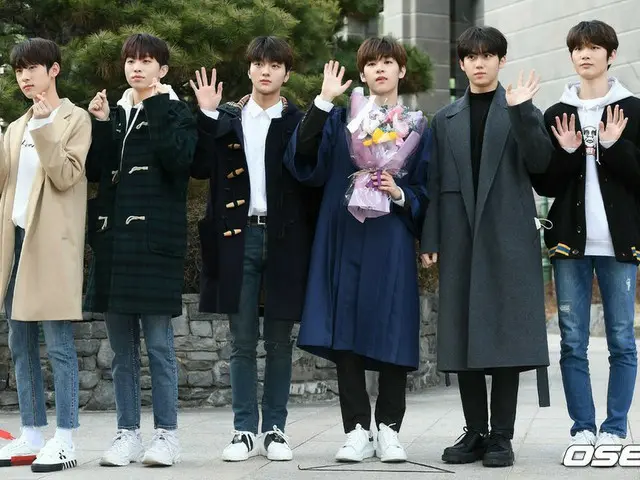 「 PRODUCE X 101 」に出演した Woollimエンターテインメント練習生キム・ドンユンの卒業式にキム・ミンソ、イ・ヒョプ、ファン・ユンソン、チュ・
