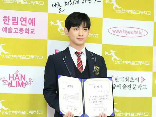 「 PRODUCE 101 シーズン2」出演の イ・ウィウン、ハンリム芸能芸術高校の卒業式に出席。