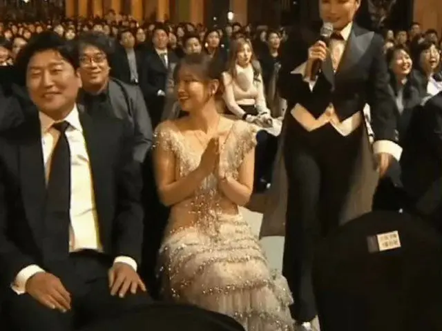 映画「寄生虫」(日本名：パラサイト 半地下の家族)の女優パク・ソダム、「小顔が際立つ瞬間」が話題