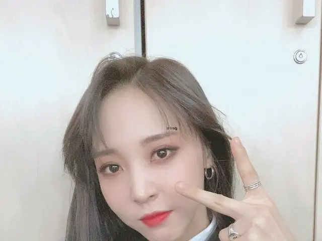 【t公式】MAMAMOO、[ #ムンビョル] しばらくして、3時50分、SBSで 人気歌謡が放送されます🤗ブラックスーツに続く黒制服着た星の舞台ムームー全員待
