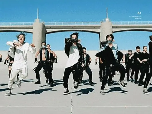 防弾少年団(#BTS)ジョングク、衣装の「切れた説 vs  切った説」が韓国で話題