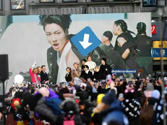 防弾少年団(#BTS)ジョングク、舞台で自分の映像を観た瞬間の「シャイな表情」が話題