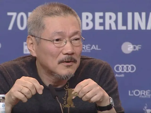 “不倫中”ホン・サンス監督 ＆ 女優キム・ミニ、「第70回ベルリン国際映画祭」記者会見で右手に同じ指輪か