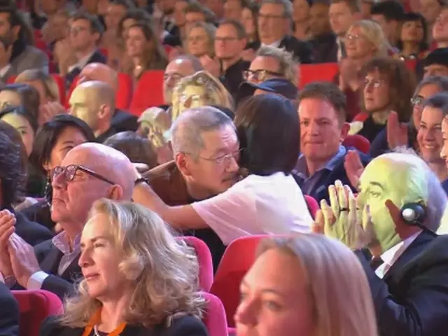 「第70回ベルリン国際映画祭」で監督賞を受賞したホン・サンス監督、受賞の瞬間に“不倫中” 女優キム・ミニ との熱いハグが話題。
