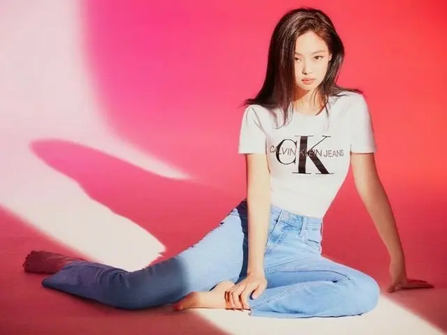 BLACKPINK ジェニー、白Tシャツとデニム姿