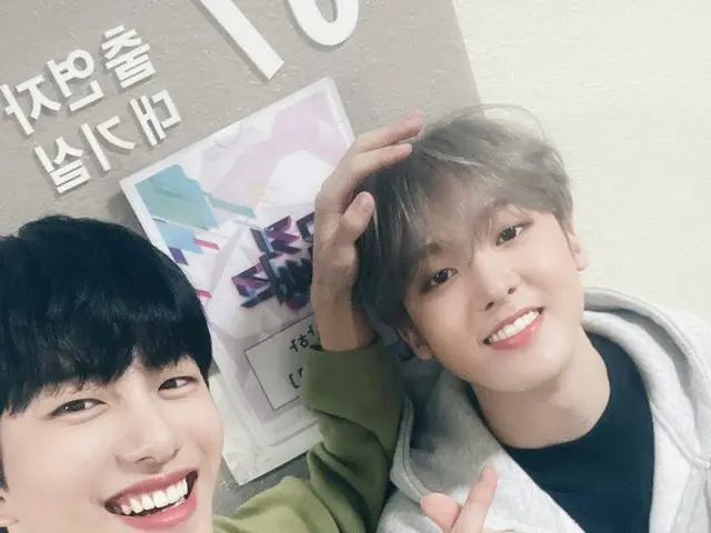 【T公式】ASTRO、RT Hi_Goldenness： #最ボミンチングお疲れ様また祝っ😍私より大きな傘下撫で😏 #ユン・サナ#break #mc#パンパ