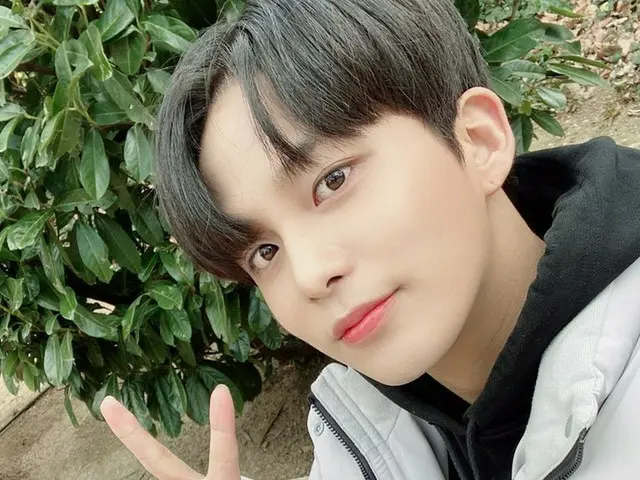 【T公式】ATEEZ、[ #ジョンホ]今日のVアプリスコープありがとう！約束したセルカ❤️🧡💛💚💙💜 #ATEEZ #ATEEZ