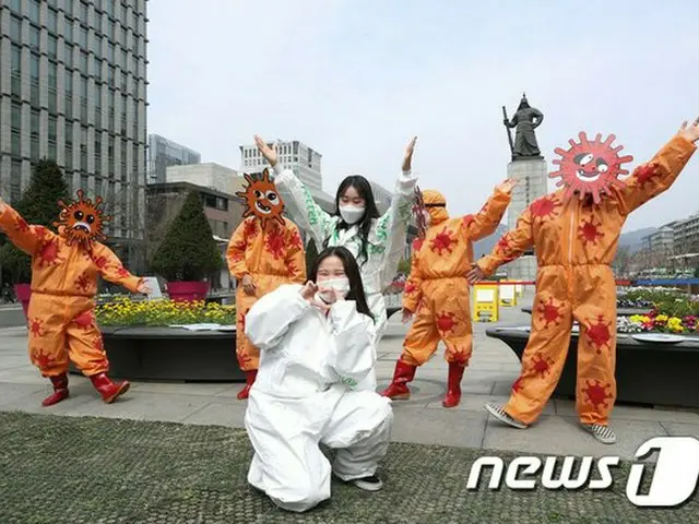 ソウル市の環境保健市民センター所属の会員、歌やダンスで新型コロナウイルス感染拡大防止を呼びかける＠ソウル・光化門広場
