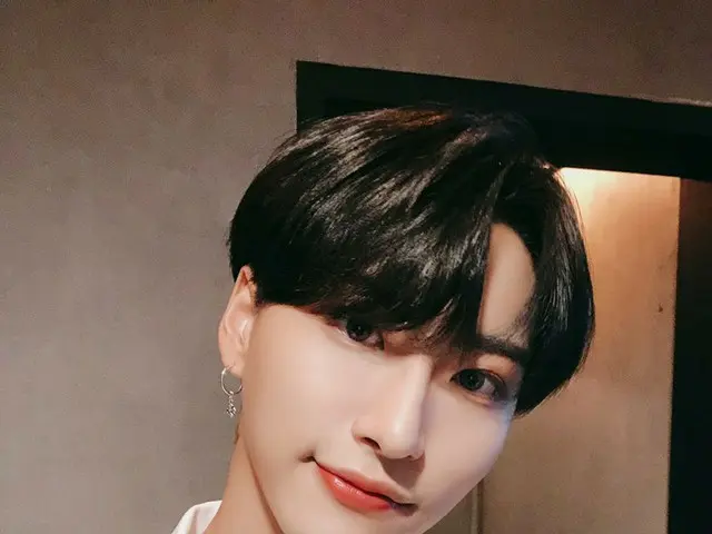 【T公式】ATEEZ、[ #化] 1周年記念撮影時にセルカ～～ 季節は変わっても、いつもこのティーニそば❤ #ATEEZ #ATEEZ