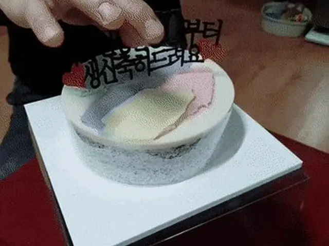 「儒教の国」韓国、父親の誕生日お祝いの「資本主義ケーキ」が話題