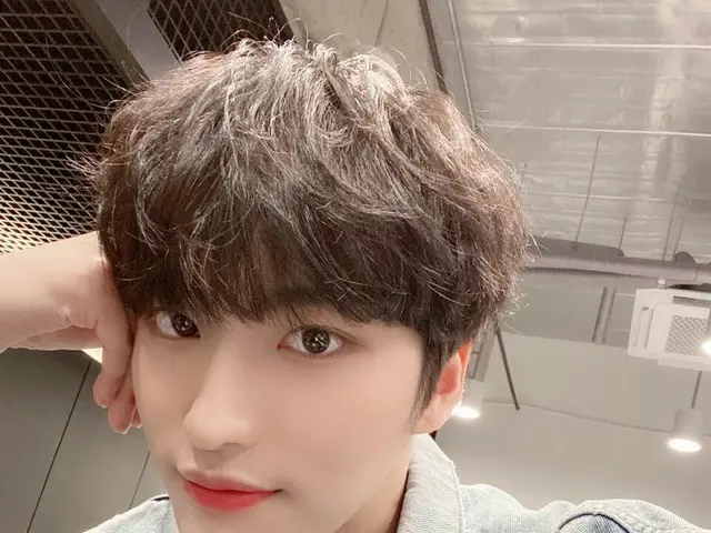 【T公式】ATEEZ、[ #化]このティーニー〜🌸 花咲く季節が来ました〜今日一日も 心だけは暖かく送り〜🌸🌸 練習終わって宿舎に出発前に撮りました〜#A
