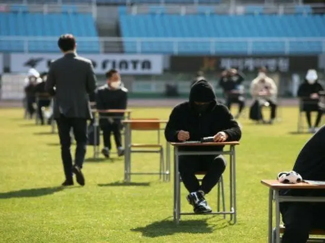 韓国の新型コロナウイルス対策、「入社試験」の現場風景が話題