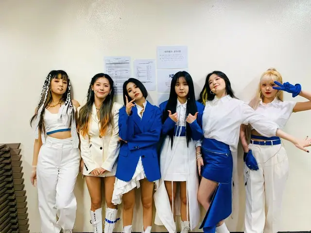 【t公式】(G)I-DLE_、[📸] 20200410 MUSIC BANK ホワイトコンセプトに清涼なコバルトブルーでポイントを与えた今日のルック！🤍🖤