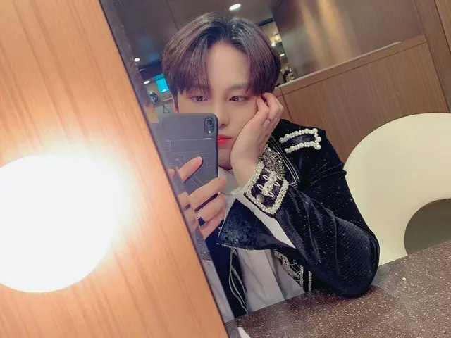 【T公式】ATEEZ、[ #ジョンホ]ギャラリーよりはないた写真は、このティーニ見せたく持ち上げ😊❤ #ATEEZ #ATEEZ
