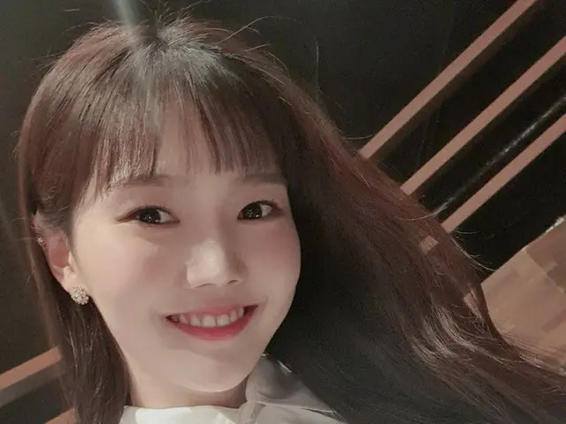 【t公式】OH MY GIRL、[ #OHMYAir]ヒョジョンと一緒に甘い金曜日の夜✨甘い声で歌を聞かせてくれる期待されるミラクル！しばらくして、9時、「Mn