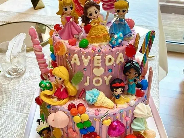 【g公式】RED VELVET_ジョイ、世界でゲルかわいいケーキ🎂❤️ ウールゴンデュ様少ないクリーム埋めシャワーさせてくれたwwww avedakr   