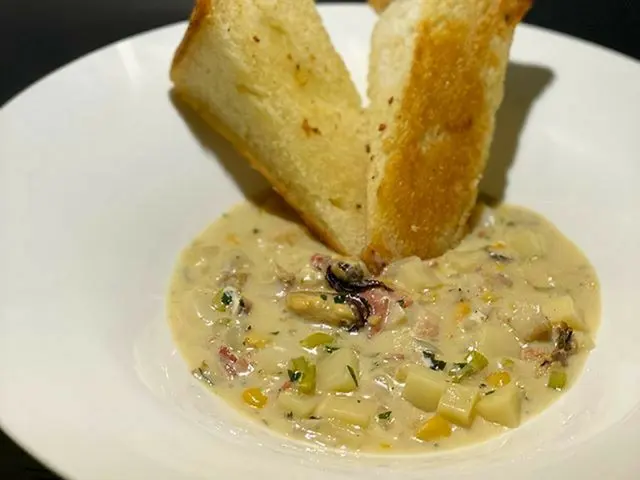 【公式g】少女時代_ユリ、肌寒い風が吹く今日のような日にはクラムチャウダースープClam chowder🍽🥖貝柱ジャガイモコーンたっぷり直接私たち貝のスープ