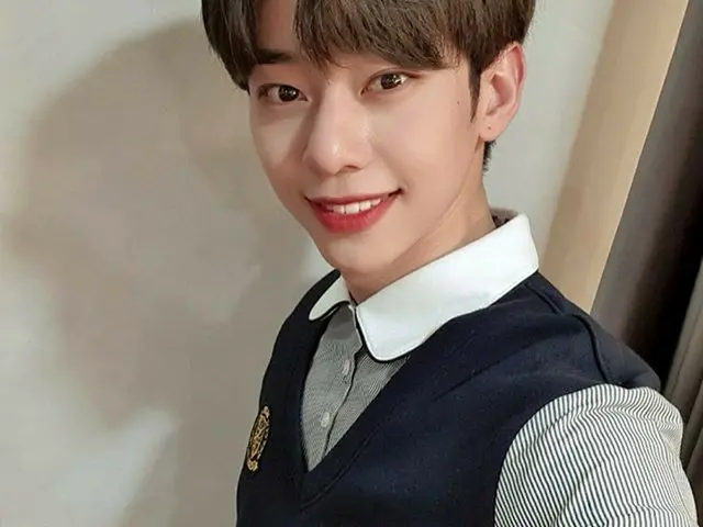 【G公式】AB6IX、ハウスのスワイプ制服写真おいて行く！😄   
