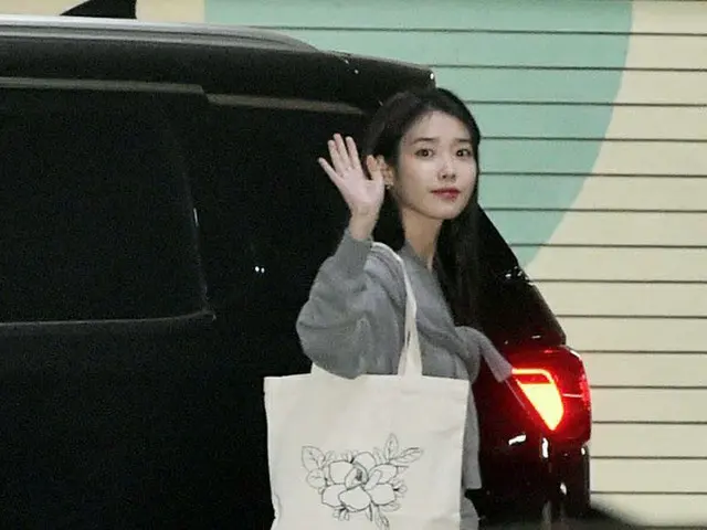 歌手#IU(アイユー)、ラジオ番組に出勤中