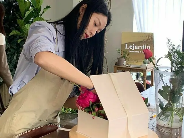 【g公式】AOA_ソリョン(Seolhyun)、ママとパパの結婚記念日の贈り物を作る😘   