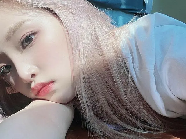 【g公式】IZ*ONE_、窓をぴったり開いた日光がすごくギラギラして鑑賞している途中セルカを撮ったよ〜笑❤️ 窓を開けたら日差しがすごくて、観賞しながらセルフィ