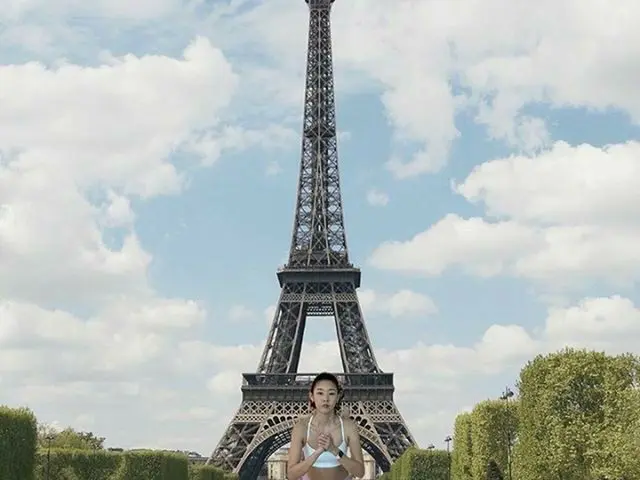 【g公式vog】  #VogueView モデルハン・ヘジン(女優)が運動しているこっちは？社会的距離を置くを守るための「LANケーブルの旅」が話題です🤩俳優