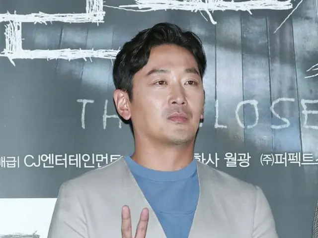 俳優ハ・ジョンウ、携帯電話ハッキング犯を捕まえるために続けていたカカオトークでの会話が話題